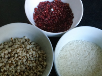 step1: 備好所需<span class="group_1">食材</span>，薏米洗淨提前用水浸泡一夜，紅豆，稻米和枸杞淘洗乾淨待用