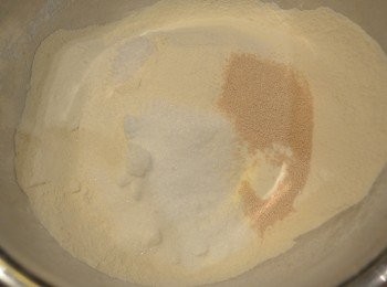 step1: 製作前準備：



牛油放置室溫軟化。牛奶、蛋也保持室溫狀態較佳。

熟核桃用麵杖搞碎或用食物處理機打碎，如果用生核桃和南瓜子，可先用平底鍋稍微炒下，味道會更香濃。

1. 盆中分別放入已過篩的麵粉、酵母、鹽和糖。