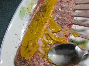 step12: 羊架亦可以用另一方式去做,將整件羊架醃好後,在鑊中用大火將兩邊煎一煎鎖住肉汁,預熱焗爐230度10分鐘,用180度-190度焗25-30分鐘