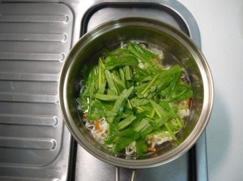 step2: 1.熱一鍋水，待水煮沸後，將意麵放入滾水中稍微先煮一下。
2.隨後放入切成段的空心菜與切絲絲狀的紅蘿蔔，煮至菜變軟即可。