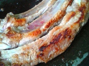 step4: 隔天取出，倒入适量的油，将肋骨排放入镬内煎直2边金黄色待用。