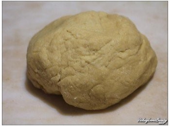 step2: ３＞之後再將奶油餅乾預拌粉分次加入拌成糰