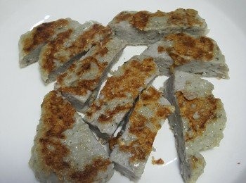 step2: 熱鑊下油放入鯪魚肉煎至一面金黃，反另一面時用鑊鏟壓平，煎至兩面金黃，切塊備用