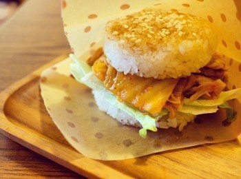 step6: 用紙包上米漢堡，進食更方便。