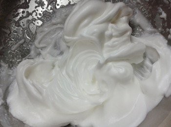 step1: 先用打蛋器打發蛋白，泡沫出現時下糖，打發至末端堅挺，約五至八分鐘