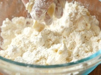 step4: 把牛油加入粉類材料中，以手指頭捏成麵包糠狀。