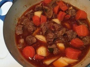 step4: 快好前半小時加入馬鈴薯，以及番茄醬約2大匙，再加些義式香料調味即可。放冰箱隔天吃更入味！從冰箱拿出後撈掉表面浮油再加熱就好囉！