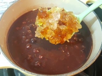 step5: 最後將桃膠及冰糖加入紅豆沙中，煲至糖溶解即可。