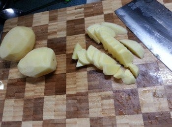 step1: 薯仔去皮洗淨後,切片,與新鮮粟米分別用大火蒸12分鐘(如用罐頭粟米粒就不需要蒸粟米,更方便)