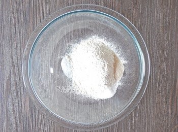 step1: 批底做法：
把高筋麵粉倒到碗中，在同一旁加入酵母和砂糖，把鹽放在另一旁。