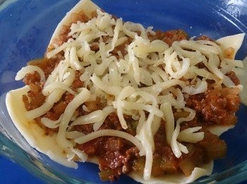 step18: 按次序放上麵皮、肉醬、Mozzarella芝士碎和Parmesan芝士碎。