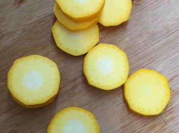 step1: 豆腐瀝乾水壓碎，紅腰豆壓碎成豆蓉，黃色西葫蘆、素火腿切粒，備用，