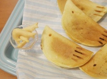 step12: 造型實在可愛的巧克力小魚鬆餅~~一口咬下去就是熱呼呼的巧克力餡呢!!鬆餅的蛋奶香可是越嚼越香呢~~製作麵糊也要使用最健康的光泉鮮乳吃的好安心:)