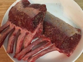 step3: 用鹽、粗胡椒粉和蒜頭粉均勻撒在羊排上。