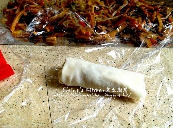 step16: 再上方沾上麵粉糊 , 再卷 , 封口就完成