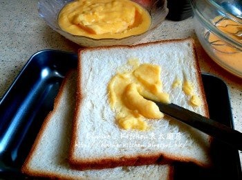 step6: 將適量的奶皇餡塗上一片白麵包上 , 再將一片白麵包蓋上