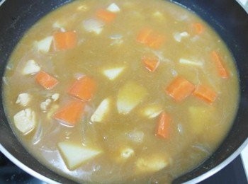 step7: 將咖哩塊和材料們均勻攪拌至咖哩塊都溶解!!