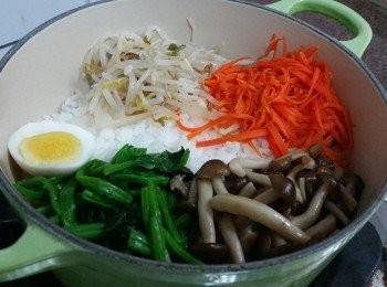 step8: 將熟飯放進已ＬＣ煲中,　排上拌菜,　(先掃小許油將鍋加熱, 有保溫作用)
**如果喜歡飯焦, 上桌前開中火加熱數分鐘至底微焦便可.　