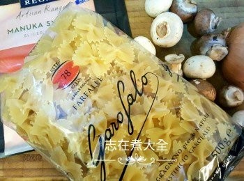 step1: 根據蝴蝶粉包裝上煮食時間減兩至三分鐘，將蝴蝶粉加水（水為蝴蝶粉重量10倍）加油煮熟後盛起備用