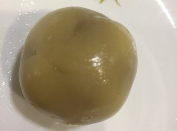step8: 再將已放蛋黃的蓮蓉包在已壓平麵糰的中間。