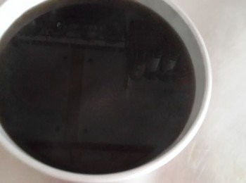 step4: 準備容器將拌好地瓜粉的仙草汁倒入容器中待涼後冰冰箱

就是我們在外常吃的仙草凍囉!!