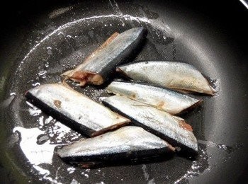 step3: 燒熱油，放入秋刀魚煎至兩面金黃。