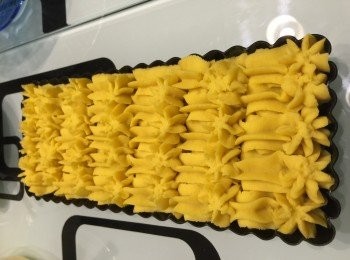 step5: 把蕃薯蓉入唧袋，慢慢唧出花款。表面塗上蛋黃液，先預熱焗爐，上下火200度焗20分鐘。