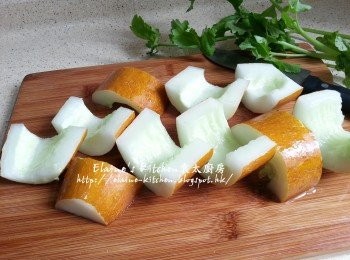 step2: 甘旬切件 , 粟米洗淨切件 , 老王瓜洗淨抹乾水份 , 去籽切大件備用