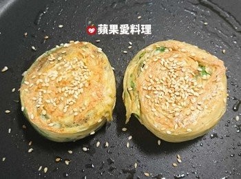 step12: 聞到芝麻的堅果香氣時，翻面續煎。