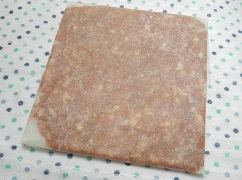 step4: 將一半的肉放入烘焙紙中，折好後，用酒瓶或是桿麵棍將肉桿平，然後放入冷凍，冰30~60分