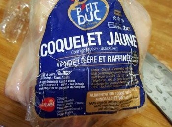 step2: 預熱焗爐200度，在焗盆上放上一個蒸架，再將雞放上蒸架上，焗15分鐘，取出，將雞反另一面，再焗15分鐘，取出，掃上蜜糖，再焗10分鐘至雞皮金黃，即成。