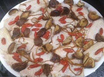 step2: 將<a href="https://bit.ly/3zHU5V3" target="_blank" data-keyword="雞翼" class="guide-link"><strong>雞翼</strong></a> <span style="display:inline-block;vertical-align:middle;margin-top:-3px;color:initial;border-radius:3px;padding:2px 3px;font-size:12px;line-height:14px;background:#87d300;color:#fff;">即買</span> 、蟲草花、冬菇平鋪在碟上
放入蒸爐100C蒸30分鐘
食得啦!