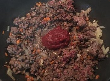 step10: 中間空出一個位置，放入蕃茄泥略炒後再與牛絞肉拌勻。