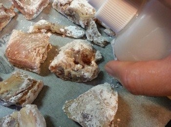 step3: 焗爐先用上下火230度,先預熱10分鍾,其間排骨沾滿生粉,放上舖有牛油紙的焗盤上(用牛油紙比起錫紙是不會痴底)將排骨噴上油,油要噴到生粉(這部驟必須是在入爐前做)(油只要噴面就可以,因為當排骨受熱後,本身排骨的油會流到底下)