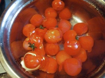 step3: 另燒一鍋水，番茄放進滾水裡燙20秒後馬上撈起沖水，放進冰水裡泡一會，撕開表皮