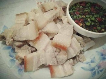 step2: 倒入水量400cc於鍋中(以能夠蓋過澎湖三層肉汆燙為主)，水滾煮後，放入三層肉【澎湖豬肉】，放入小火煮軟，約20-30分鐘，再以筷子戳肉是否軟嫩有熟 (注意不能汆燙過久，以免肉質太硬影響口感)；