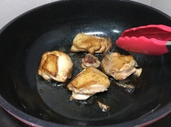 step2: 燒熱油鑊, 中火將雞皮一邊向下先煎香至金黃色, 再反轉至9成熟透(後也會再炒至全熟)