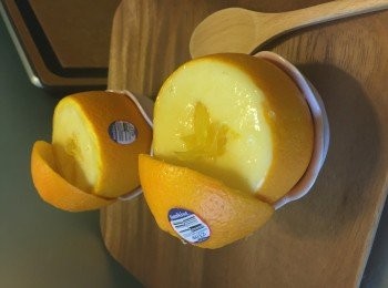 step7: 打完可以打沙冰倒入橙殼， 用小小鮮橙肉裝飾， 完成