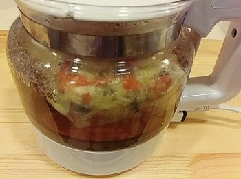 step3: 待水滾後關小火放入備妥的菊花及枸杞約煮10分鐘即可