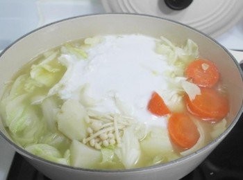 step4: 將蔬菜放入烹煮至軟後倒入椰奶攪拌一起煮~~接著放入海鮮及火鍋料煮熟就完成囉:)