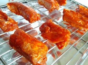 step3: 將排骨排放入烤架上，水波爐 「熱風對流」300度烤20分鐘，或用焗爐以200度，烤焗15分鐘，再以250度焗5分鐘即可。