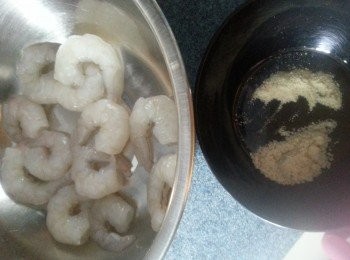 step3: 用醃蝦料醃好放入雪櫃待用