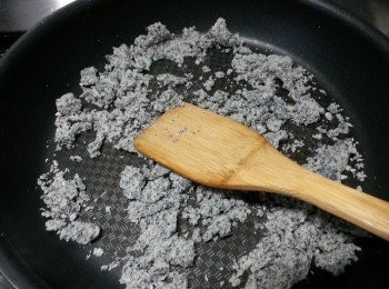 step3: 再用平底鑊用慢火將豆渣炒乾