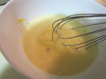 step2: 加入香蕉泥拌匀，再加入牛奶拌匀后加菜油拌匀。