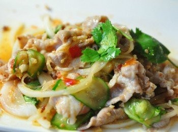 step12: 然後把爆香的蒜香豆酥鋪在肉片最上層...完成改良版的雲南大薄片囉!