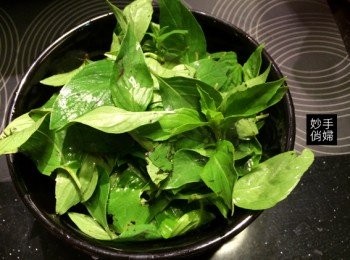 step1: 九層塔只取其葉子的部分,梗則捨棄不用,量大約使用市場買回來的半包左右...