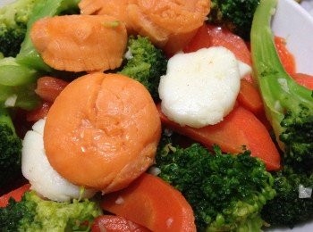 step1: 先將所有菜蔬材料汆水盛起備用，另外帶子汆水便要泡入低於60度水溫15-20秒