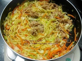 step5: 倒入調味包炒勻，即可上碟。