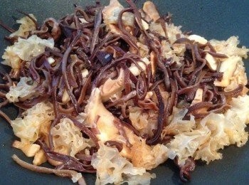 step3: 用適量的油起鑊，爆香蒜茸。 加入所有材料、適量的水、蠔油和糖炆大約20-30分鐘即可。