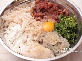 step5: 預備一個大盆，放入所有材料及<span class="group_2">調味料</span>。